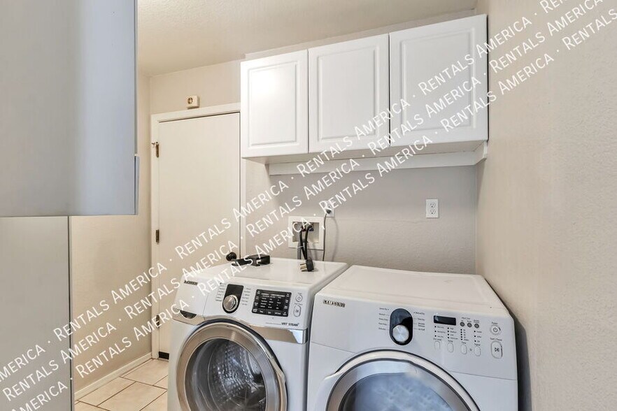 Building Photo - 6244 S Sarah Elizabeth Dr