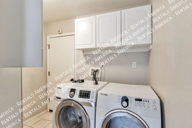 Building Photo - 6244 S Sarah Elizabeth Dr