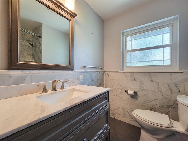 Building Photo - 1234 W 31st St