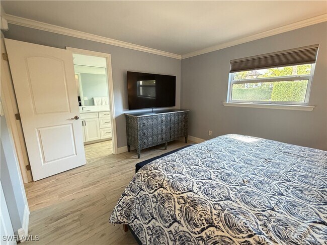 Building Photo - 960 7th St S