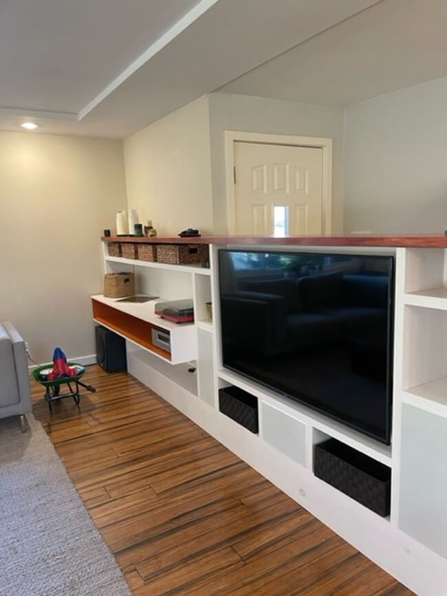 Building Photo - 4 bed/3bath-University Elementary School/I...