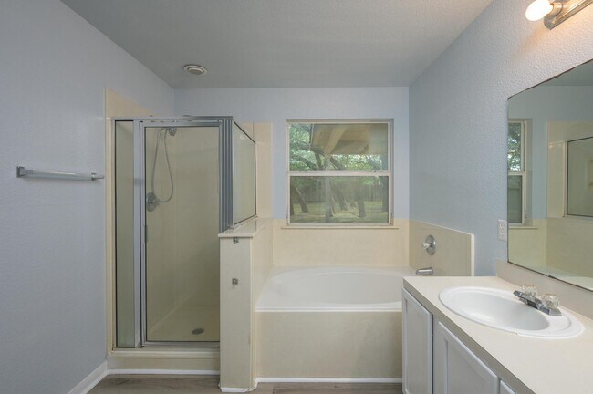 Building Photo - 2401 Haven Dr