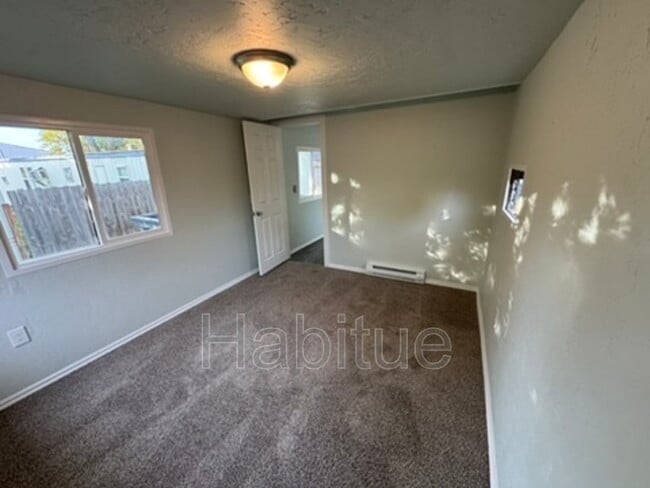 Building Photo - 2318 W Targee St