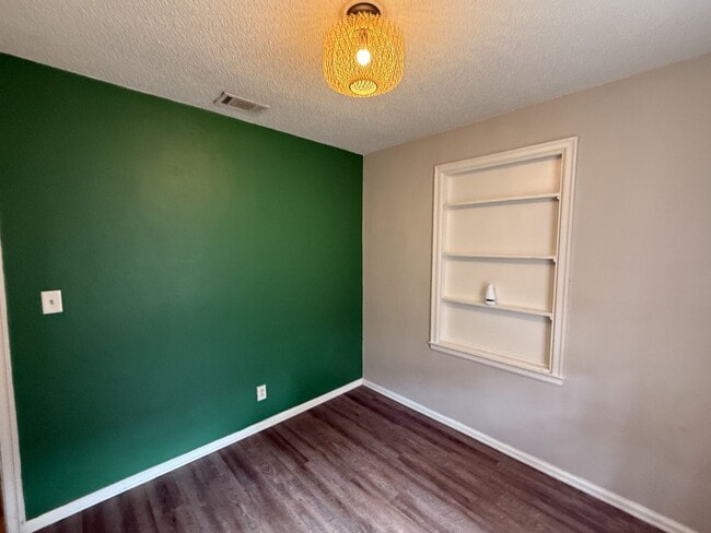 Building Photo - 2 bedroom 1 bath house w/ bonus room off G...