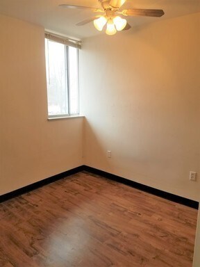Building Photo - 2BR/1BA Apartment - East Campus - Short Di...