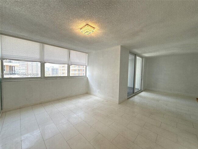 Building Photo - 1904 S Ocean Dr