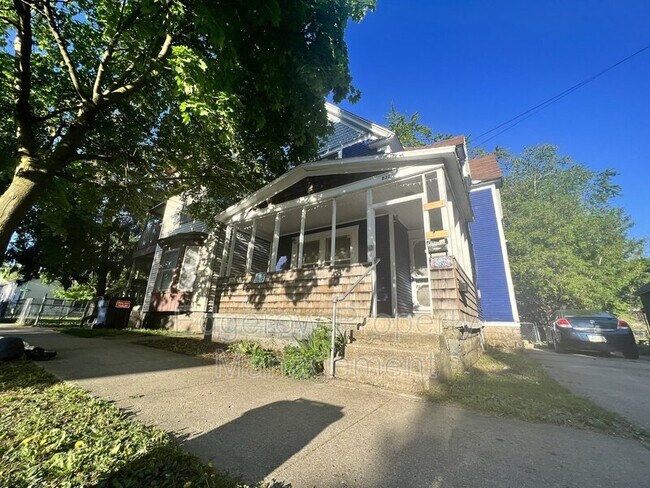 Primary Photo - 839 Alpine Ave NW