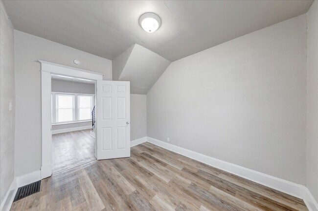 Building Photo - 1015 S Sheffield Ave