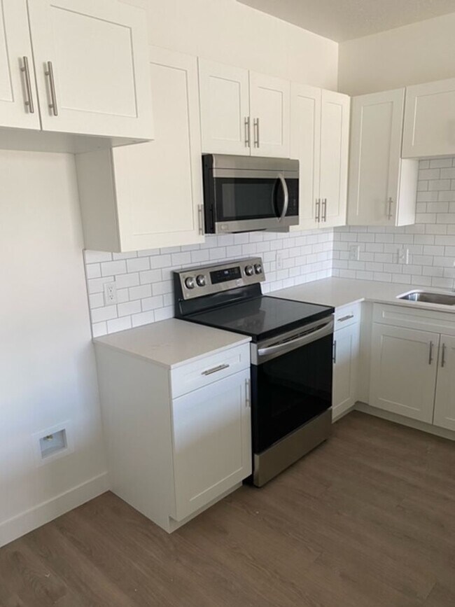 Building Photo - Spacious Town Home