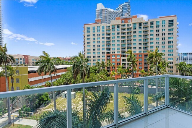 Building Photo - 1900 N Bayshore Dr
