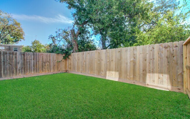 Building Photo - 835 S Victory Dr