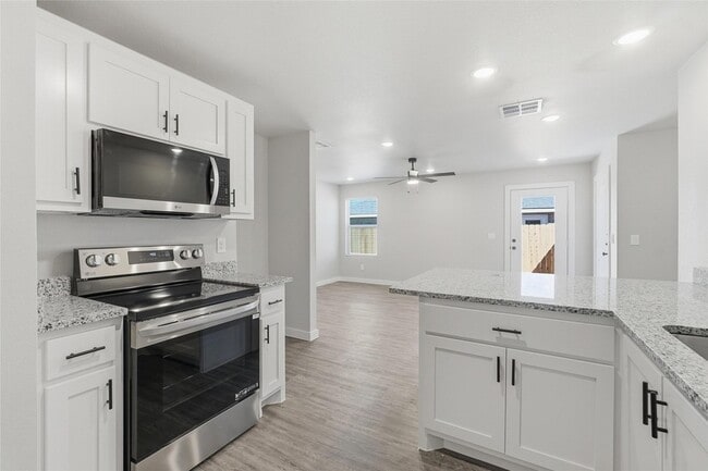 Building Photo - 2878 Glennster St