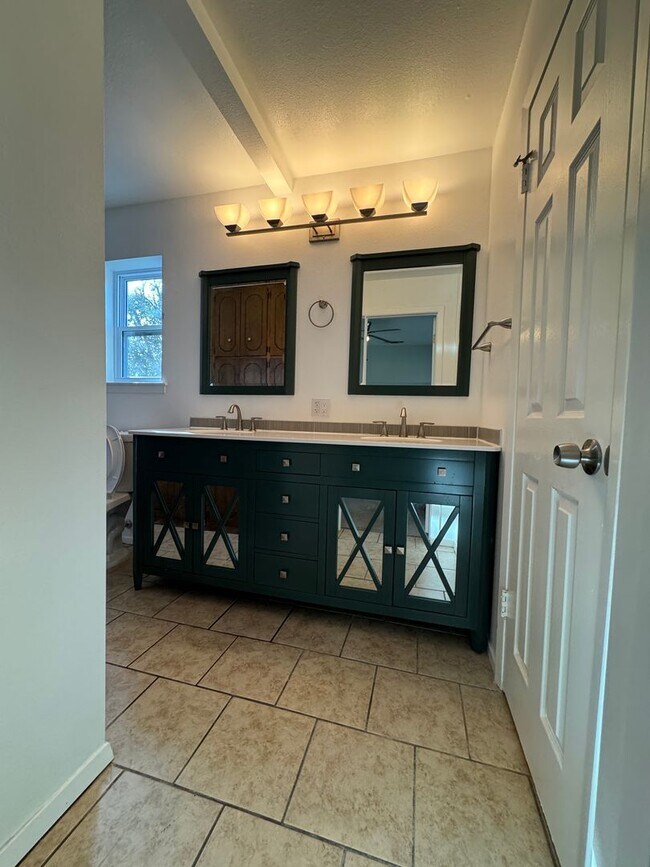 Building Photo - Spacious 3 Bdrm 2 Bath with Extra Living Space