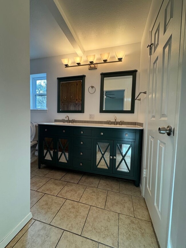 Building Photo - Welcome Home to Peace, Space & Comfort