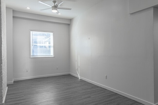 Building Photo - 916 Highview St