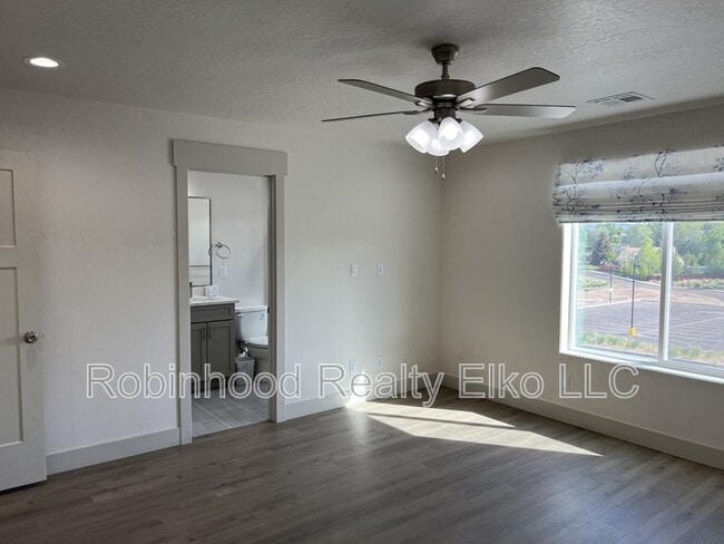 Building Photo - 2433 5th St