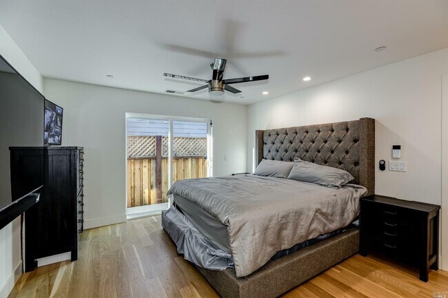 Building Photo - 1327 Crestview Ct