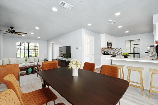 Building Photo - 6411 Hollow Oaks Dr