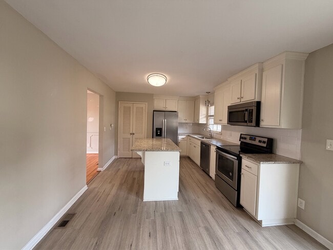 Building Photo - 1092 Sherbrooke Dr