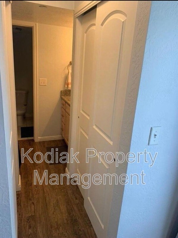 Building Photo - 1046 E 400 S