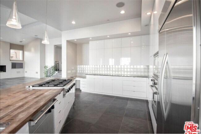 Building Photo - 3850 Rambla Orienta