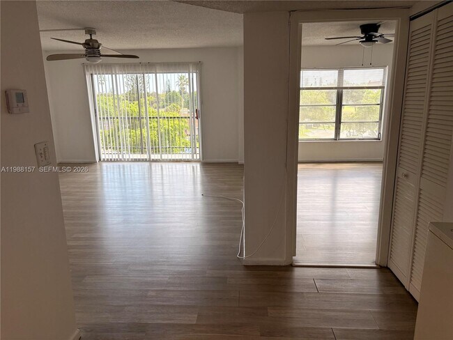 Building Photo - 4164 Inverrary Dr