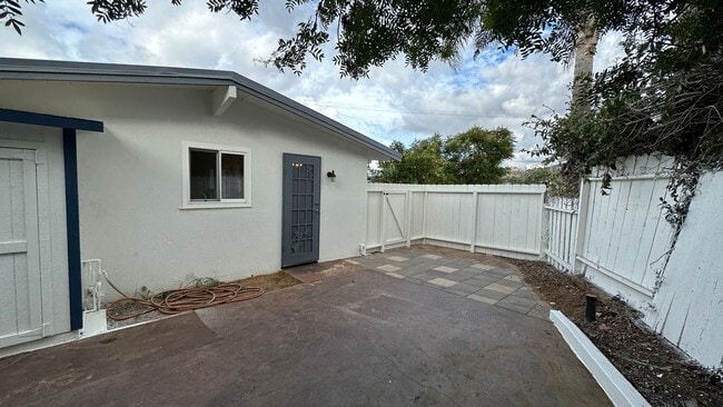 Building Photo - Remodeled 3 bd in Vista with large garage