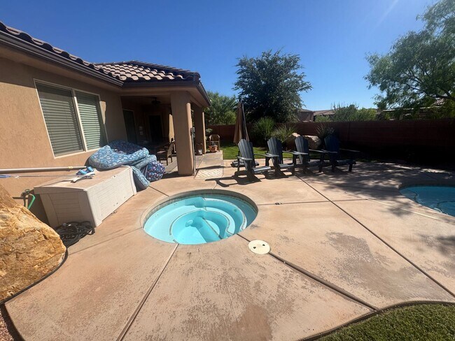 Building Photo - Lightly Furnished 4 Bed Home!