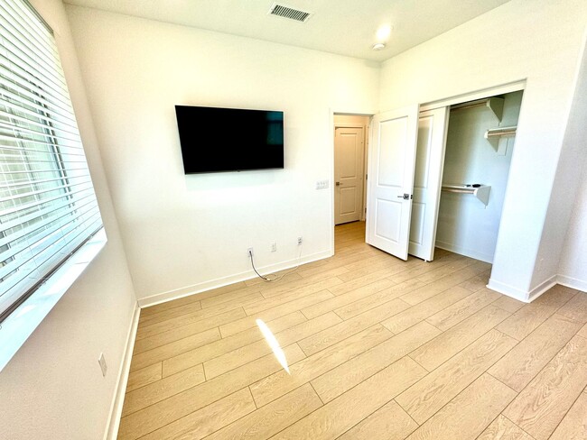 Building Photo - **2 weeks free rent if you move in by 12/3...