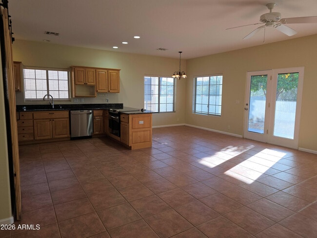 Building Photo - 600 E Desert Canyon Rd