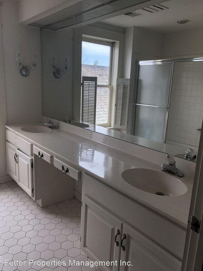 Building Photo - 210 SE 1st St