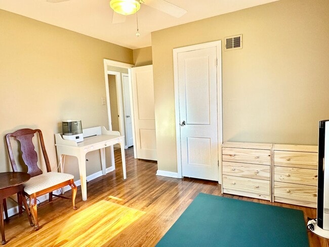 Building Photo - 4 Bed + 2 Bath - Screened in Porch! Pets W...