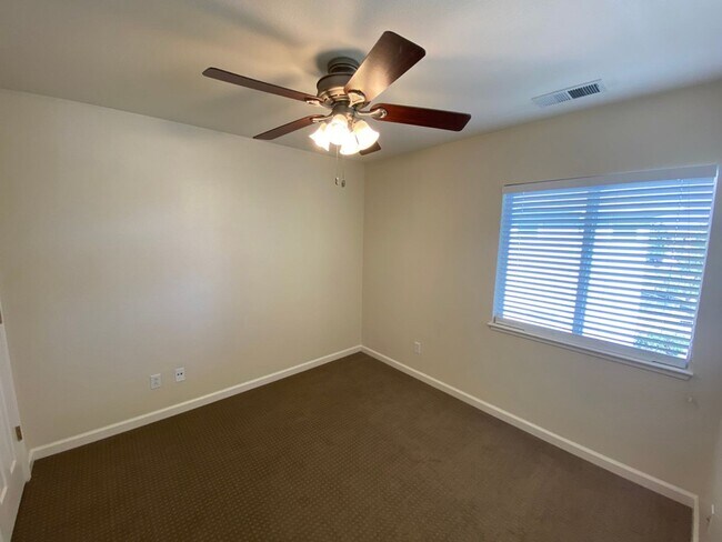 Building Photo - North Valley - 3 Bed 2 Bath - Near Water P...