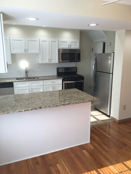 Building Photo - 2111 Ridgeview Rd