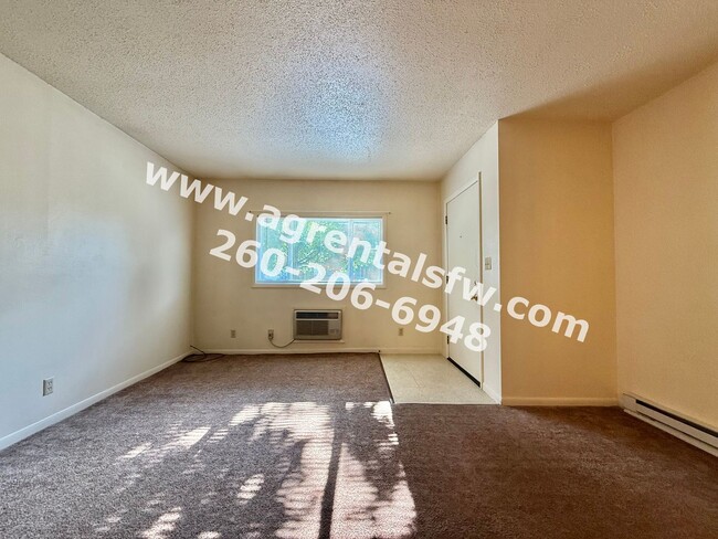 Building Photo - 1042 Lewis Pl