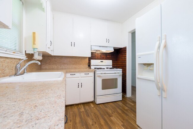 Building Photo - 2 Bed / 1 Bath in Tulsa! Ready Mid June!