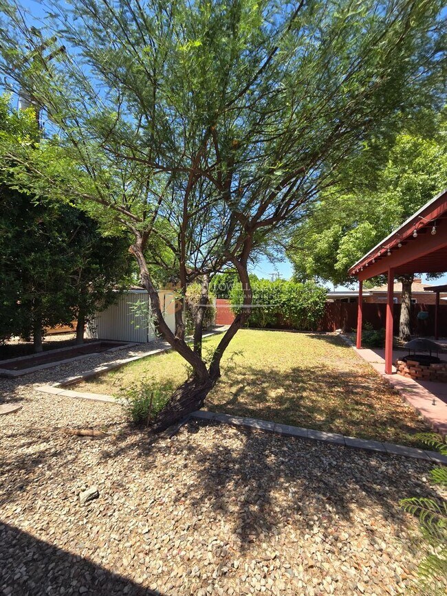 Building Photo - Vintage 3 Bedroom, 2 Bath Home with all the Modern Conveniences!