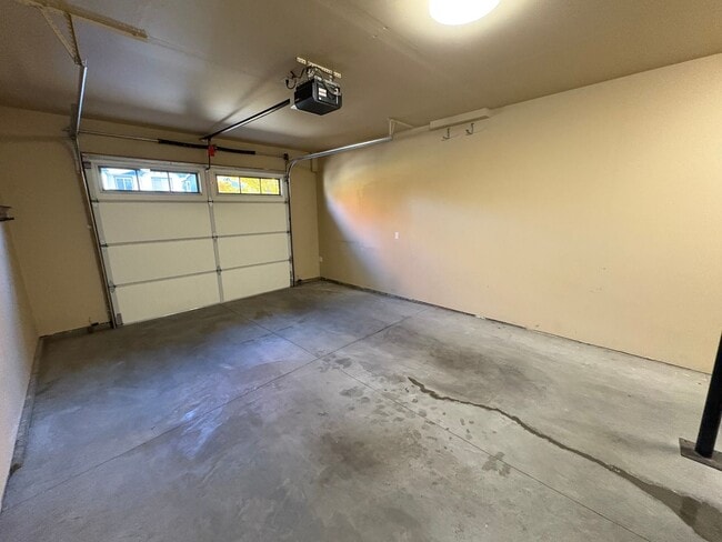 Building Photo - Beautiful 3 Bed/2.5 Bath Townhome in SE Be...