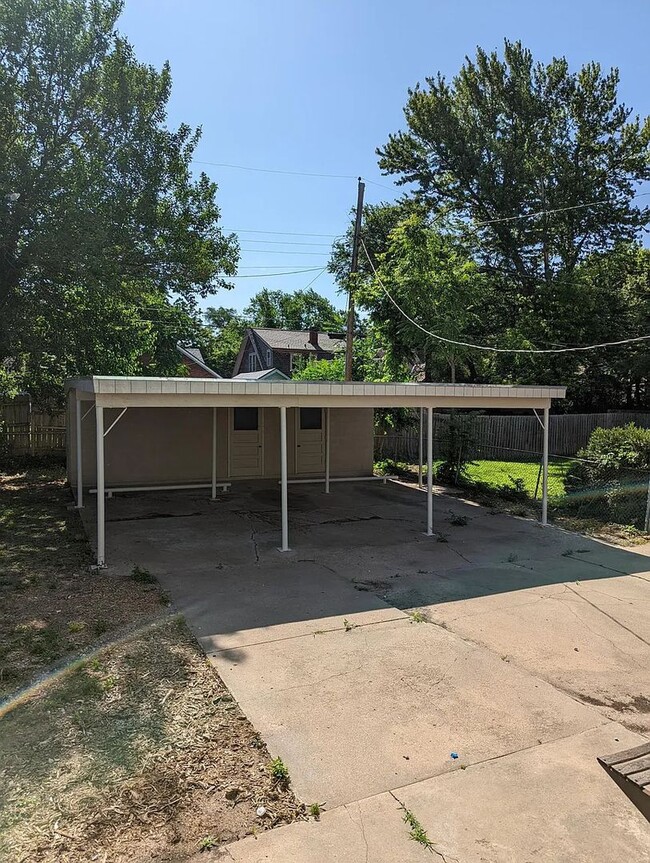 Building Photo - 628 N Broadview Ave