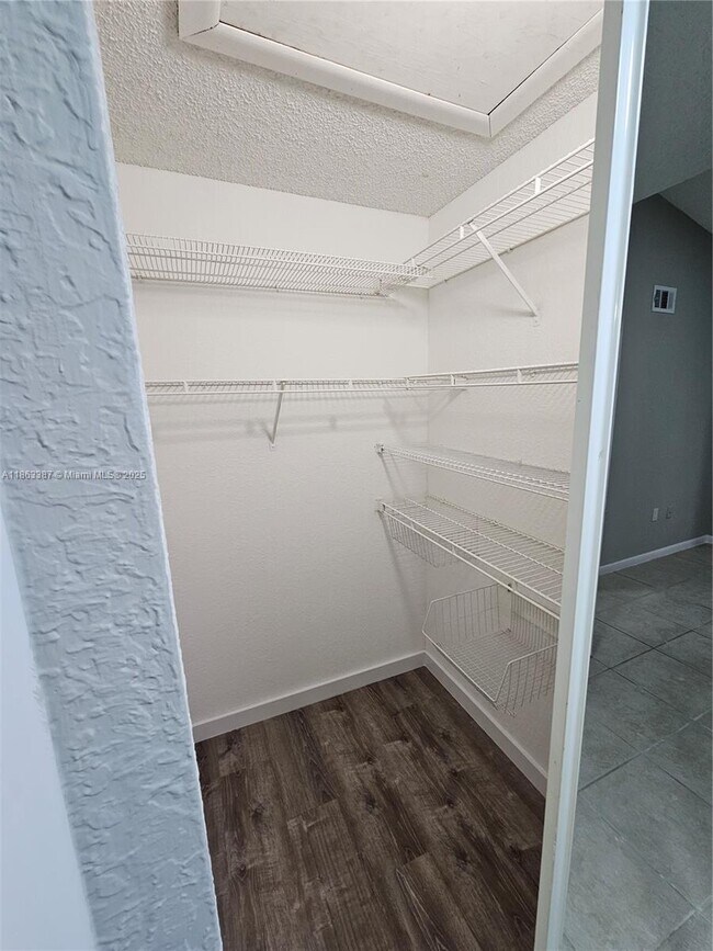 Building Photo - 2811 N Oakland Forest Dr