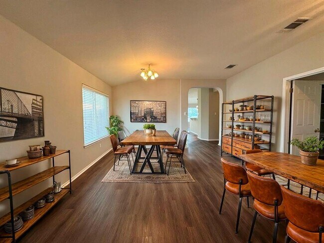 Building Photo - 1508 Highland Dr