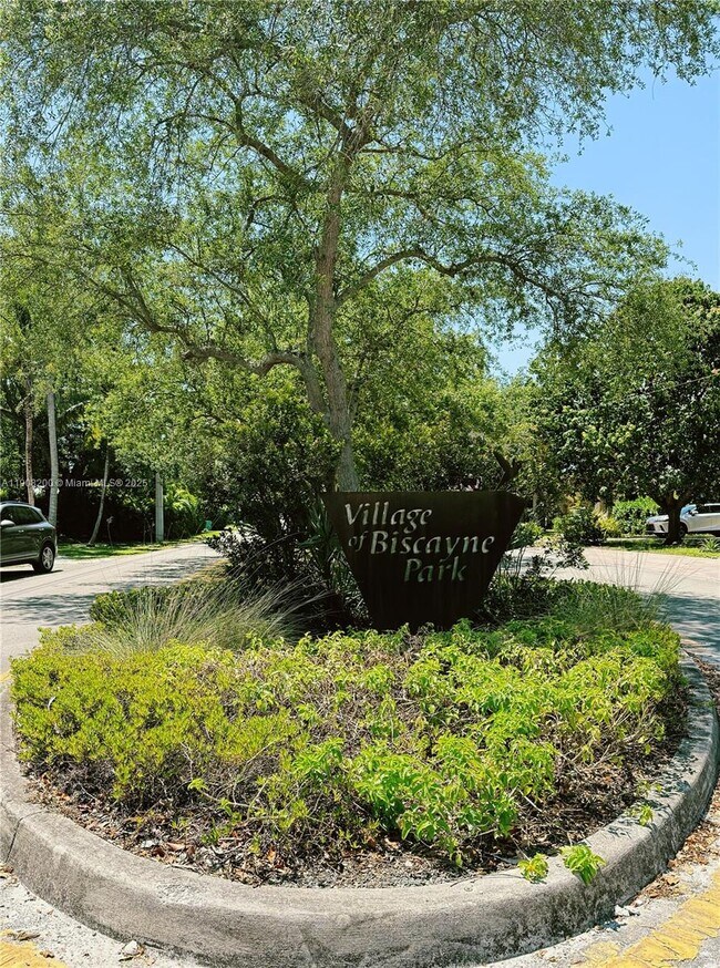 Building Photo - 1075 NE 120th St