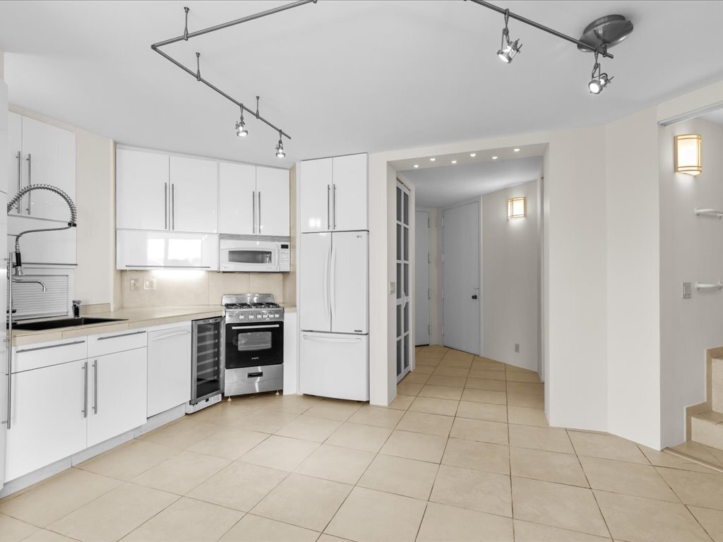 Kitchen & foyer - 65 E India Row