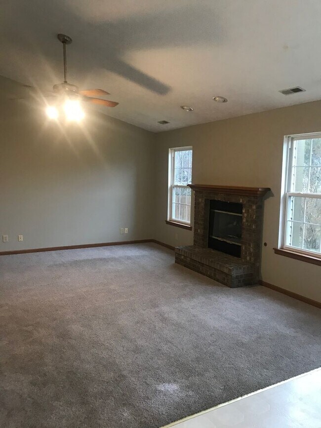 Building Photo - 116 Triple Jay Dr