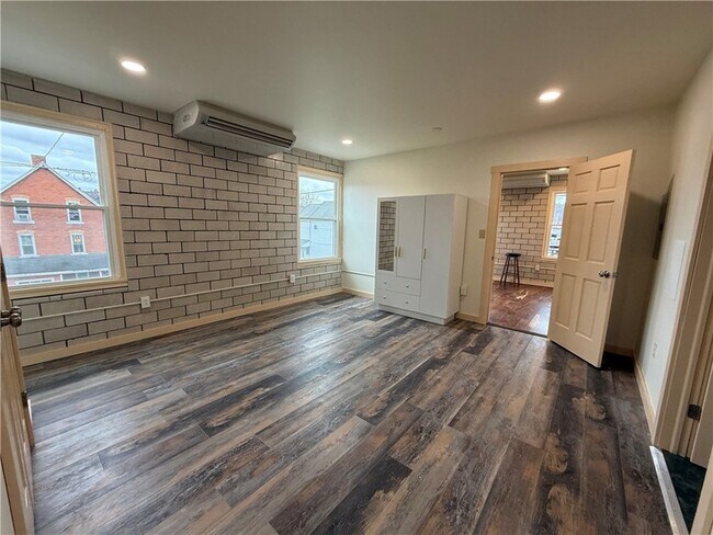 Building Photo - 260 Oak Ave