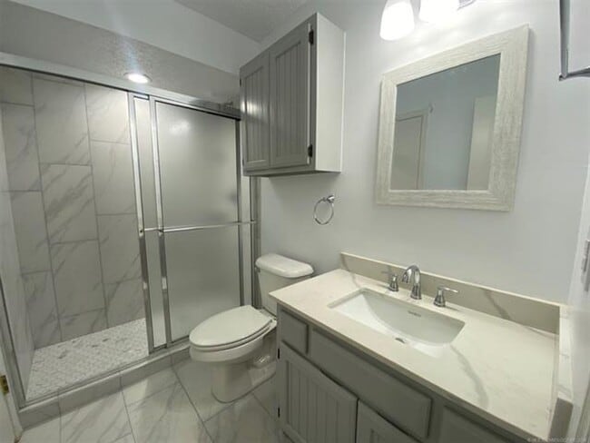 Building Photo - Jenks Schools! This 3 bedroom, 2 bath duplex is located at back of cul-de-sac