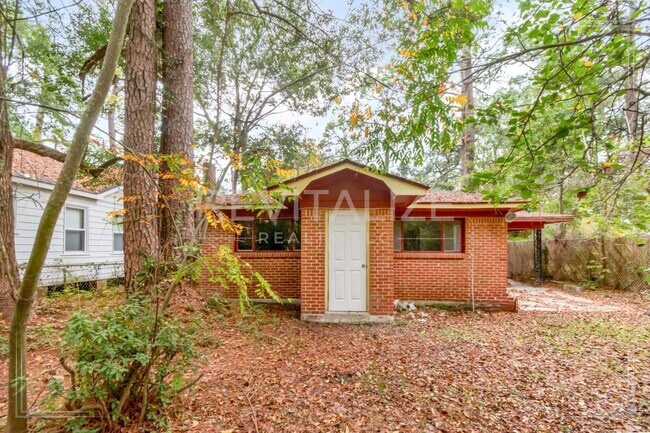 Building Photo - Updated 2 Bed/1 Bath Home in Mobile! **Plus a FREE 50" Smart TV!**