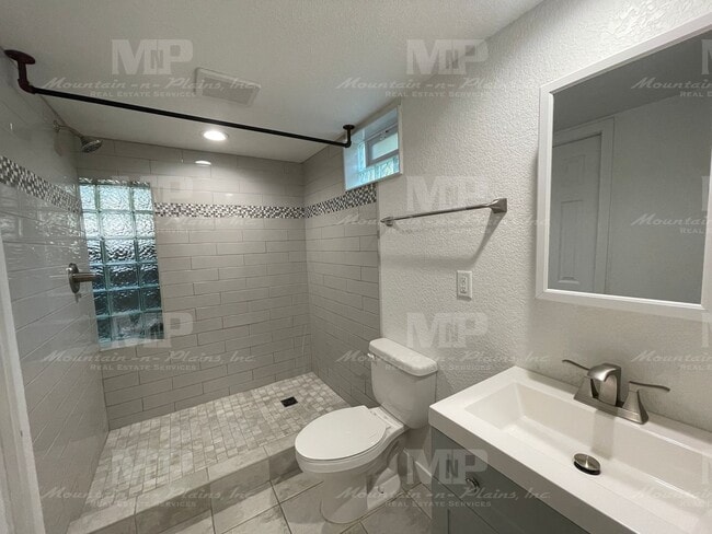 Building Photo - 610 S Loomis Ave