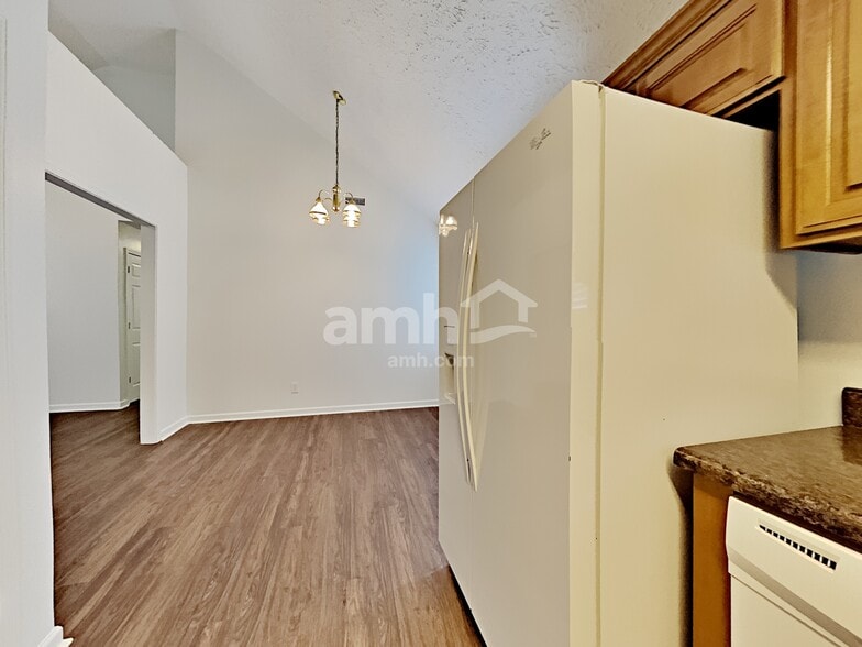 Building Photo - 3001 Mesquite Dr