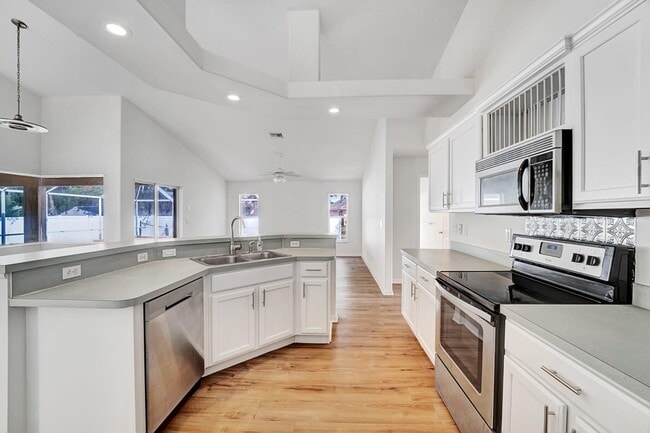 Building Photo - 513 SE Cliff Rd